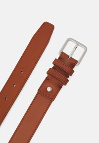 Cinturón de cuero marrón con una hebilla rectangular de metal plateado, con costuras visibles, agujeros para ajustar y un detalle de broche.