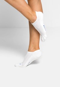 FALKE - Cool Kick unisex anatomical plush sole - Trumpos sportinės kojinės - white Miniatiūros vaizdas 1