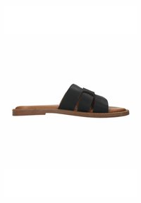 Sandale plate marron avec une semelle beige et de larges lanières en cuir noir formant un motif ajouré sur le dessus du pied.