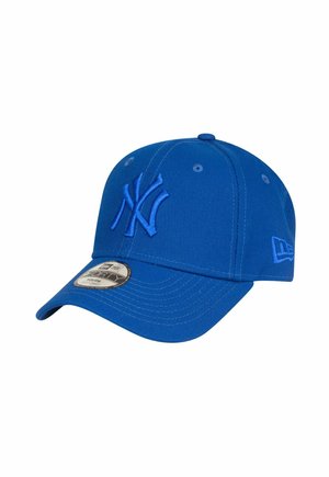 Blaues Baseballcap der New York Yankees mit gesticktem Logo, Lüftungsöhren und gebogenem Schild, gekennzeichnet in Jugendgröße.