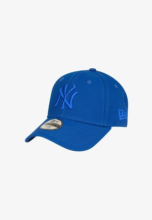 Blaues Baseballcap der New York Yankees mit gesticktem Logo, Lüftungsöhren und gebogenem Schild, gekennzeichnet in Jugendgröße.