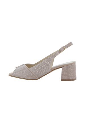 Sandalo slingback in tessuto beige con tacco medio a blocco, punta aperta e cinturino regolabile con fibbia dorata.