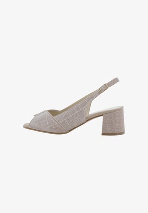 Sandalo slingback in tessuto beige con tacco medio a blocco, punta aperta e cinturino regolabile con fibbia dorata.