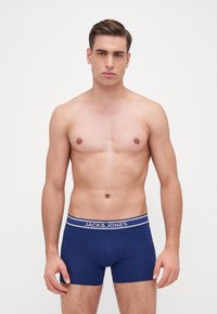 Boxer brief blu navy in cotone con cintura elastica che presenta il logo "JACK & JONES" e strisce bianche accentate.
