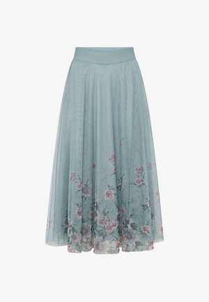 Jupe midi bleu clair avec superposition transparente, motif floral le long de l'ourlet, et taille ajustée.