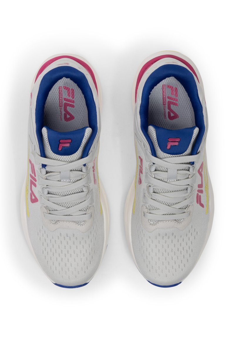 Zapatillas deportivas de color gris claro con parte superior de malla, detalles en azul y rosa, punta redonda, cierre con cordones y suela texturizada. Logotipo de Fila destacado.