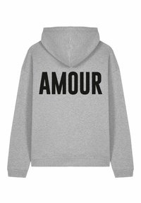 Sweatshirt à capuche gris avec le grand texte noir "AMOUR" dans le dos. Fabriqué en tissu doux avec des poignets et un ourlet à côtes.