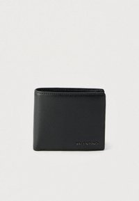 Čierna kožená peňaženka s textúrovaným povrchom, dvojitým skladaním, jemným logom na prednej strane a čistými hranami. Kompaktný a funkčný tvar.