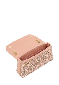 Lyserød clutch med tekstureret, perlebesat front, der har guldhardware. Indvendig er den glat og foret, med et lynlåslomme og trykknaplukning.