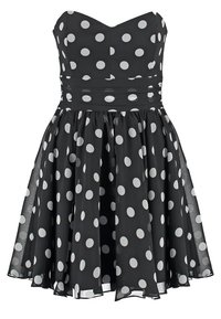 Robe noire sans bretelles à pois blancs, corsage ajusté, taille froncée et jupe évasée à volants superposés.