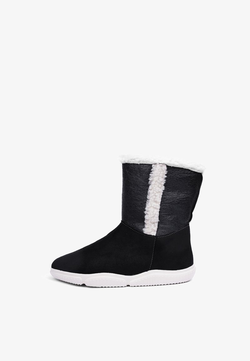Botine negre din suede, cu un guler căptușit cu blană albă și un panou lateral texturat de culoare neagră. Talpa este albă, cu un model de profil.