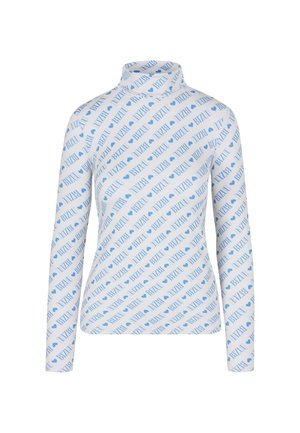 Witte top met lange mouwen en col, bedrukt met een lichtblauw diagonale 'BIZUU'-tekst en een patroon van hartjes.