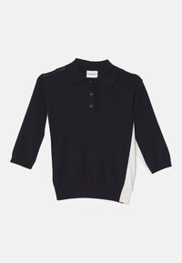 Zwart gebreid poloshirt met driekwartmouwen, knoopsluiting en een witte achterpaneel. Heeft een klassieke kraag en een zachte textuur.