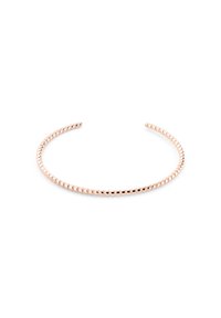 Roze gouden cuffarmband met een glad, rond ontwerp, voorzien van gelijkmatig verdeelde, kleine geometrische accenten langs de band.