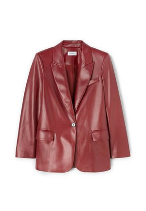Blazer in pelle rossa con finitura lucida, rever a punta, chiusura con un solo bottone e due tasche frontali. Texture liscia e design su misura.
