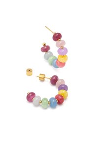 Pendientes de aro coloridos hechos de cuentas de piedras preciosas en rosa, púrpura, verde y amarillo, con acentos en tono dorado y un cierre de poste.