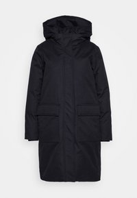 Parka negra con capucha, con cierre frontal, dos grandes bolsillos delanteros y un diseño de longitud media. Fabricada con un tejido duradero y texturizado.