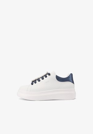 Sneaker in pelle bianca con punta arrotondata, dettagli in satin blu navy sul tallone e decorazioni in pizzo sulla parte anteriore.
