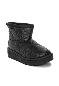 Stivale alla caviglia quilted nero con punta tonda, materiale sintetico testurizzato, polsino elastico e suola piatta in gomma. Presenta una minimalistica brandizzazione.