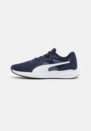 Scarpe sportive in rete blu navy con dettagli bianchi. Presentano una punta arrotondata, un design con lacci e una suola testurizzata per migliorare la trazione.