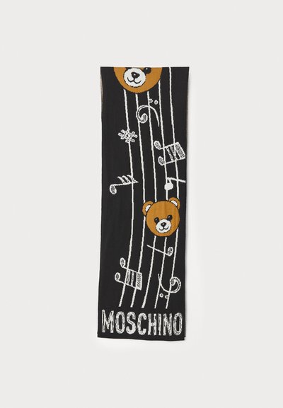 Mustavillainen neulottu huivi, jossa on kaksi ruskeaa karhunpäätä, musiikkinuotteja ja valkoista "MOSCHINO"-tekstiä alareunassa. Pehmeä rakenne ja yksityiskohtainen muotoilu.