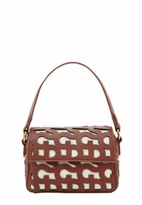 Brązowa skórzana torba z wyciętym wzorem, odsłaniającym białą tkaninę pod spodem, prostokątny kształt oraz pojedynczy pasek z złotymi akcentami.
