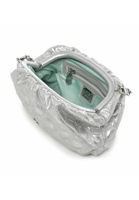 Borsa a tracolla argentata trapuntata con finitura metallica, dotata di un interno verde menta, tasca con zip e dettagli in argento.