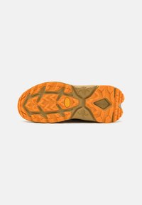 Suola in gomma con un motivo arancione robusto, caratterizzata da profonde scanalature e una combinazione di superfici testurizzate in khaki e arancione per una migliore aderenza.