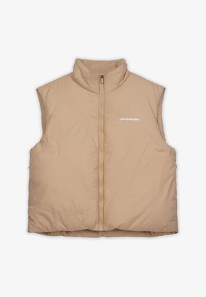 Beige ermeløs vest med høy krage, glidelås og myk tekstur. Har en liten "PEGADOR" logo på forsiden. Lett og polstret.