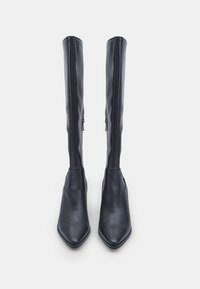 Stivali al ginocchio in pelle nera con punta affusolata, design aderente e cerniere laterali per una facile vestibilità. Texture liscia con una finitura elegante.