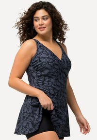 Ulla Popken ONE PIECE SWIMSUIT WITH SHORTS - Accessorio da spiaggia - black