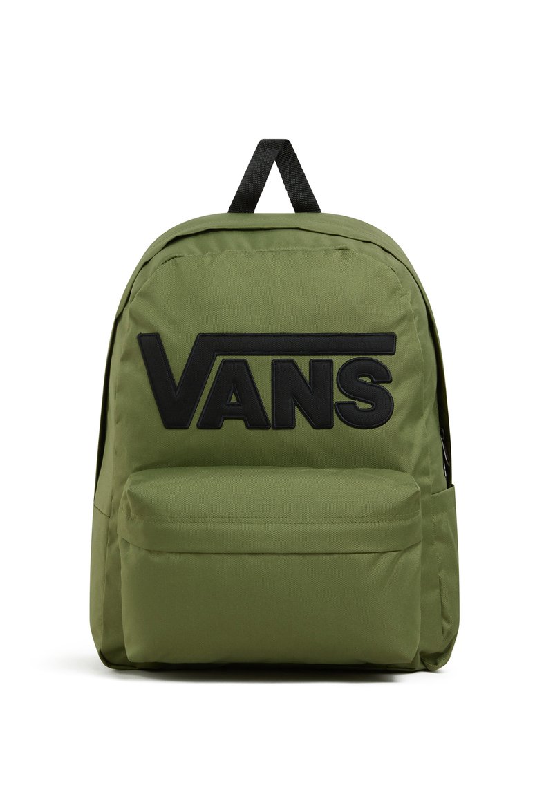 Mochila de color verde oliva con un gran logo negro "VANS" en la parte frontal, un compartimento principal con cremallera y un asa de agarre en la parte superior. Textura de tela suave.