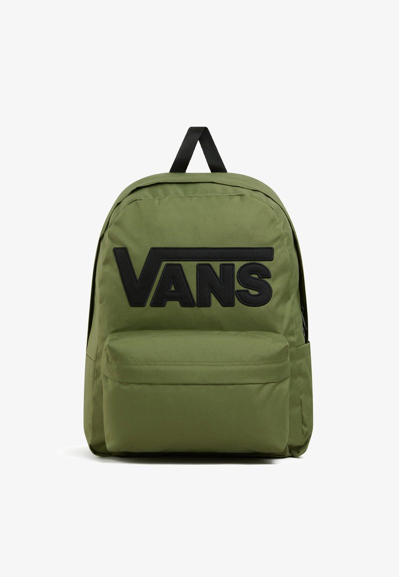 Sac à dos vert olive avec un grand logo noir "VANS" sur le devant, un compartiment principal zippé et une poignée supérieure. Texture de tissu lisse.