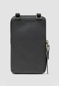 Schwarze Leder-Umhängetasche mit glatter Struktur, Reißverschluss und zwei dekorativen Schlaufen oben. Verfügt über ein kleines Riemendetail.