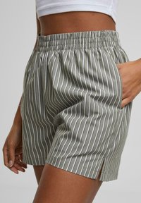 Urban Classics STRIPED  - Šortky - olive white