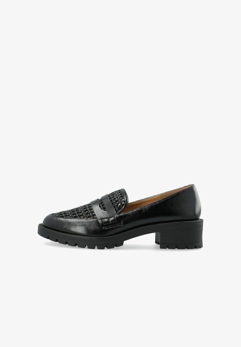 Mocassin en cuir noir avec dessus tissé, détail de bride, semelle épaisse à relief et petit talon bloc, vu de profil sur fond blanc.
