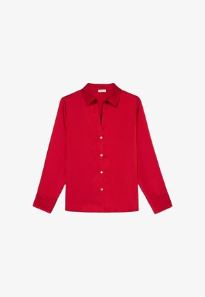 Blusa roja de manga larga con cuello, cierre frontal de botones y textura de tela suave. Presenta un corte recto y puños clásicos.