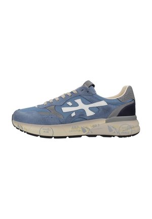 Blauer Velours- und Mesh-Sneaker mit weißem Logo, beigen Schnürsenkeln, grauen Akzenten und bedruckter beiger Sohle, Seitenansicht auf weißem Hintergrund.