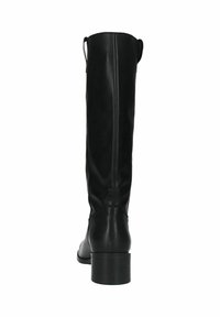 Botte noire en cuir, montant jusqu'au genou, avec une finition lisse, un bout rond et un petit talon carré ; elle comporte une fermeture éclair latérale élégante et un tirant en haut.