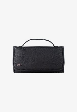 Cartera negra de piel sintética con textura granulada, diseño plegable y asa superior. Presenta un logo metálico "DKNY" en la parte frontal.