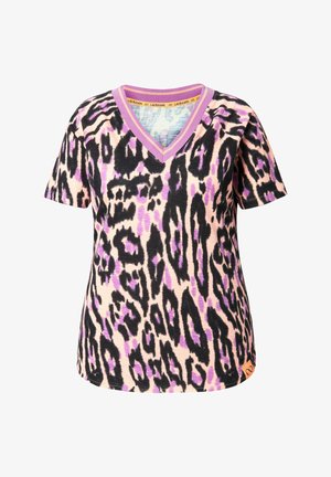 La camiseta de cuello en V presenta un patrón de leopardo en negro, lavanda y melocotón suave, con un borde púrpura en el escote y los bordes de las mangas.
