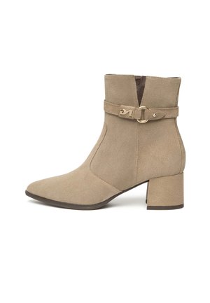 Taupe Wildleder-Ankle Boots mit spitzem Zehenbereich, seitlichem Reißverschluss und einem dekorativen Riemen mit Schnalle. Blockabsatz für Stabilität und eine glatte Textur.