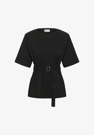 Fekete, rövid ujjú felső kerek nyakkal, derékrésznél anyagszíjjal és téglalap alakú csattal szűkítve.