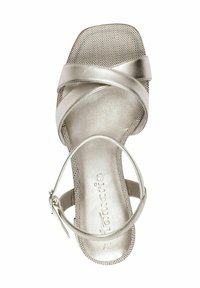 Sandal in argento metallizzato con cinturini incrociati, apertura sulla punta, fibbia alla caviglia e soletta strutturata, con un delicato motivo a scacchi.