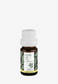 Mørkebrun glassflaske med et hvitt rillede lokk. Etiketten har grønne og hvite farger, og det står "ren olje, 100 % konsentrat, tea tree olje."