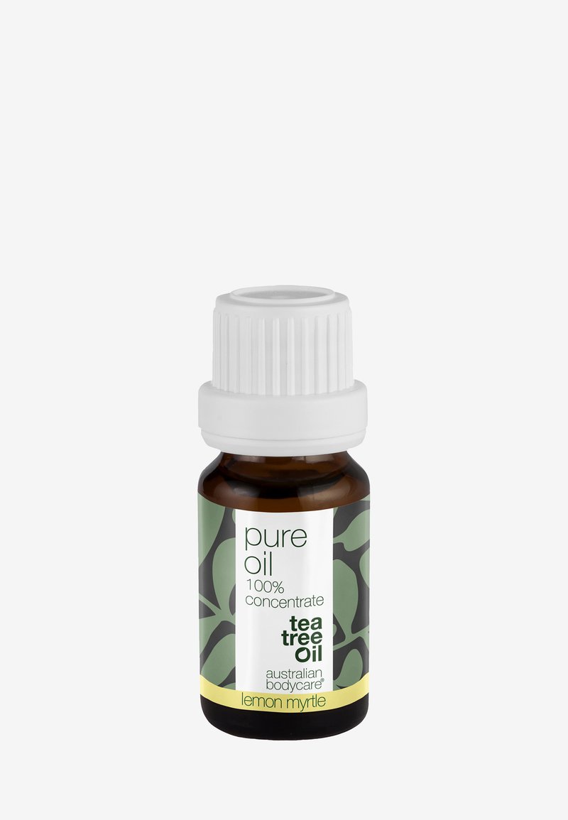 Mørkebrun glassflaske med et hvitt rillede lokk. Etiketten har grønne og hvite farger, og det står "ren olje, 100 % konsentrat, tea tree olje."