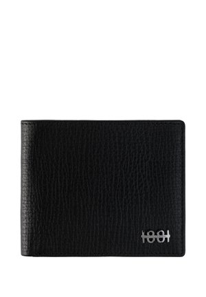 Cartera de cuero negro texturizado con el logo metálico plateado "1881" en la esquina inferior derecha, mostrada cerrada sobre un fondo blanco.