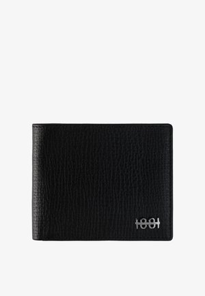 Cartera de cuero negro texturizado con el logo metálico plateado "1881" en la esquina inferior derecha, mostrada cerrada sobre un fondo blanco.