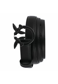 Čierny kožený opasok s úzkym dizajnom, ktorý má okrúhlu pracku ozdobenú dvoma čiernymi vtákmi. Hladká textúra, minimálne prešívanie.