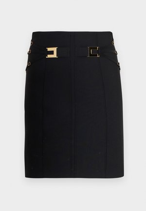 Zwarte nauwsluitende minirok met twee gouden gespsluitingen op de taille en drie kleinere gespen aan elke zijde.